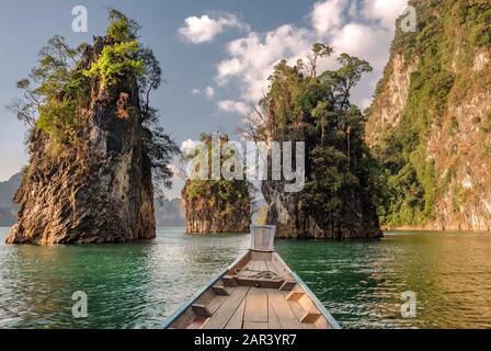 Holz- thailändischen Longtail Boot auf Cheow Lan Lake in Khao Sok Nationalpark, Thailand Stockfoto