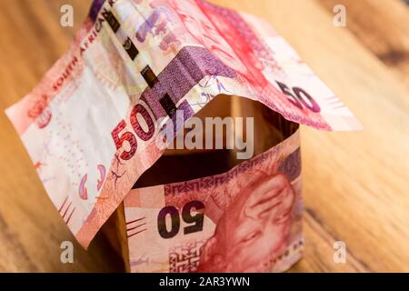 High-Angle-Aufnahme von einigen südafrikanischen Rand Rechnungen auf Eine hölzerne Oberfläche Stockfoto