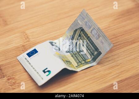 Nahaufnahme einer Banknote auf einer Holznote Oberfläche Stockfoto