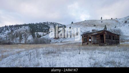 Ein verlassenes Farmgebäude in Bearmouthh, westlich von Drummond, Montana im Granite County. Stockfoto