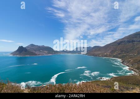 Atemberaubende Aussicht auf den Chapman's Peak am Meer eingefangen In Südafrika Stockfoto