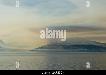 Landschaft des Rauchens, der aus dem Berg kommt am meer Stockfoto