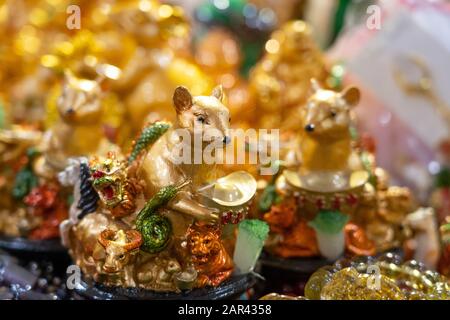 Eine Metallfigürung einer Ratte, die das Jahr der Metallratte für 20200 symbolisiert, so der chinesische Tierkreis. Stockfoto