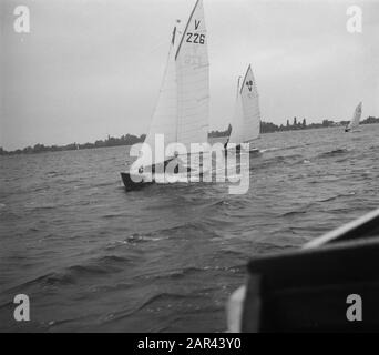 Segelwettbewerb bei Loosdrecht Datum: 7. September 1950 Ort: Loosdrecht Schlagwörter: Segelspiele Stockfoto