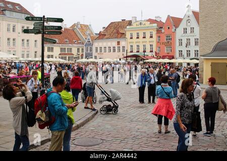 Tallin, ESTLAND - 14. September 2019: Übertourismus in der Altstadt von Tallin, Estland. Das ist ein zunehmendes Problem in Europa. Stockfoto