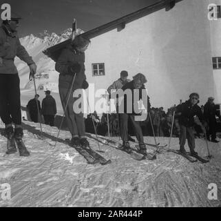 Königsfamilie in Sankt Anton (Tyrol). Drei Prinzessinnen Datum: 29. Dezember 1950 Ort: Österreich, Tyrol Schlüsselwörter: Prinzessinnen, Wintersport persönlicher Name: Beatrix (Prinzessin Niederlande), Irene (Prinzessin Niederlande), Margrit (Prinzessin Niederlande) Stockfoto