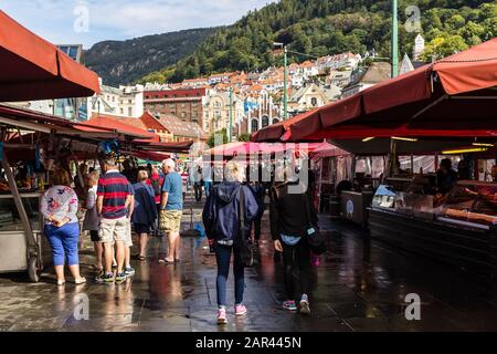 Bergen, NORWEGEN - 12. August 2019: Der Bergen Fischmarkt am Hafen der Stadt, viele Touristen und Einheimische besuchen dieses Gebiet. Stockfoto