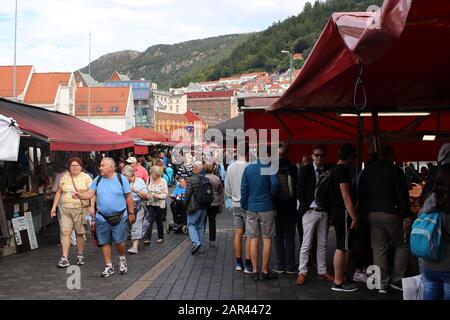 Bergen, NORWEGEN - 12. August 2019: Der Bergen Fischmarkt am Hafen der Stadt, viele Touristen und Einheimische besuchen dieses Gebiet. Stockfoto