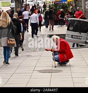 Tiflis, GEORGIEN - 24. September 2019: Ein Obdachloser bettelte in der Rustaveli-Allee in Tiflis, Georgien. Stockfoto