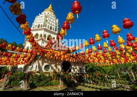 Der chinesische Kek-Lok-Si-Tempel ist mit chinesischen Papierlaternen für das chinesische Neujahr dekoriert. Der KEK Lok Si-Tempel liegt in der Nähe von Georgetown, Penang, Malaien Stockfoto