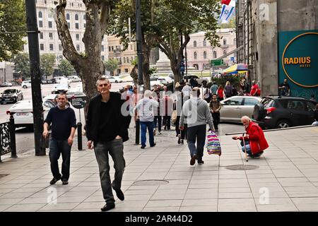 Tiflis, GEORGIEN - 24. September 2019: Ein Obdachloser bettelte in der Rustaveli-Allee in Tiflis, Georgien. Stockfoto