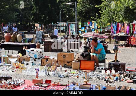 Tiflis, GEORGIEN - 24. September 2019: Flohmarkt der Trockenbrücke in Tiflis, Georgien. Dies ist eine beliebte Touristenattraktion in der Stadt. Stockfoto