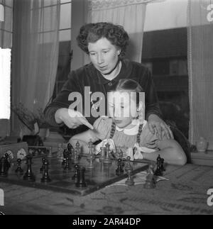 Fenny Heemskerk (Champion Frauenschach) mit Tochter Datum: 10. April 1951 Schlagwörter: Töchter, Frauenschach, Champions Persönliche Bezeichnung: Fenny Heemskerk Stockfoto