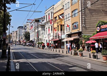 Istanbul, TÜRKEI - 22. September 2019: Beliebte Restaurants und Geschäfte in der Nähe der Straßenbahn Sultanahmet in Istanbul, Türkei. Stockfoto