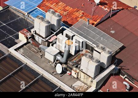 Istanbul, TÜRKEI - 22. September 2019: Klimaanlagen auf dem Dach eines Gebäudes in Istanbul, Türkei. Wärme-Wave-Konzeptbild. Stockfoto