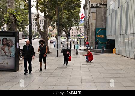 Tiflis, GEORGIEN - 24. September 2019: Ein Obdachloser bettelte in der Rustaveli-Allee in Tiflis, Georgien. Stockfoto