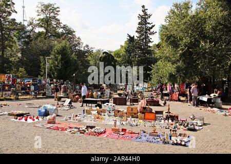 Tiflis, GEORGIEN - 24. September 2019: Flohmarkt der Trockenbrücke in Tiflis, Georgien. Dies ist eine beliebte Touristenattraktion in der Stadt. Stockfoto