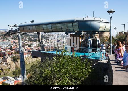 Tiflis, GEORGIEN - 24. September 2019: Die Tbilissi-Seilbahn. Dies ist eine beliebte Touristenattraktion in der Stadt. Stockfoto