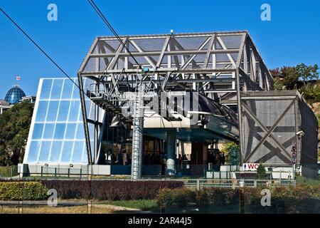 Tiflis, GEORGIEN - 24. September 2019: Die Tbilissi-Seilbahn. Dies ist eine beliebte Touristenattraktion in der Stadt. Stockfoto