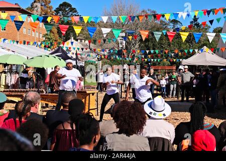 MAKHANDA, SÜDAFRIKA - 30. Juni 2019: Afrikanische Tänzer, die auf dem Village Green auf dem National Arts Festival auftreten. Stockfoto