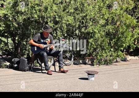 Tiflis, GEORGIEN - 24. September 2019: Ein Straßenmusiker, der georgische Musik in Tiflis, Georgien, aufführt. Stockfoto