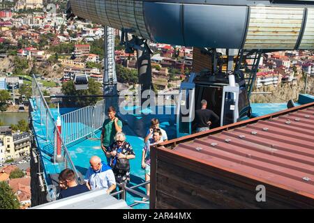 Tiflis, GEORGIEN - 24. September 2019: Die Tbilissi-Seilbahn. Dies ist eine beliebte Touristenattraktion in der Stadt. Stockfoto