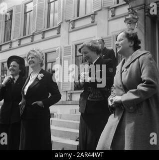 Catholic Boy Scout Guides at Queen Juliana on Soestdijk Datum: 1. Juli 1951 Schlüsselwörter: Queens, Boy Scout Guides persönlicher Name: Juliana (Königin Niederlande) Institutionenname: Paleis Soestdijk Stockfoto