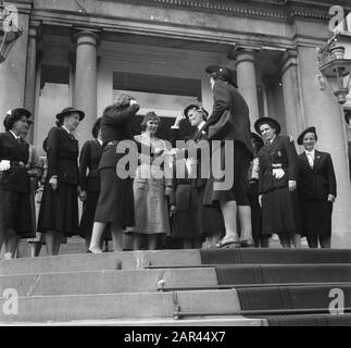 Catholic Boy Scout Guides at Queen Juliana on Soestdijk Datum: 1. Juli 1951 Ort: Soestdijk, Utrechter Schlüsselwörter: Queens, Boy Scout Guides persönlicher Name: Juliana (Königin Niederlande), Juliana, Queen Institution Name: Paleis Soestdijk Stockfoto