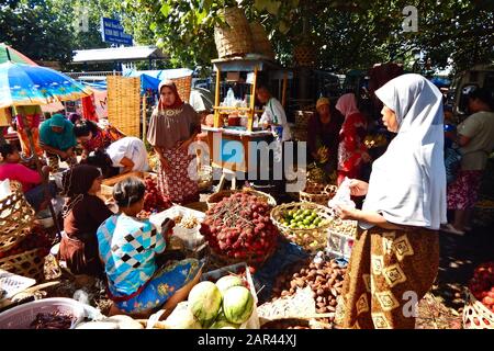 Mataram, INDONESIEN - 12. Juni 2019: Muslimische Frauen verkaufen frische Produkte auf einem Morgenmarkt in Mataram, Lombok. Stockfoto