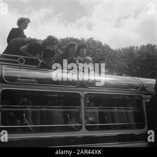 Catholic Boy Scout Guides at Queen Juliana on Soestdijk Datum: 1. Juli 1951 Schlüsselwörter: Queens, Boy Scout Guides persönlicher Name: Juliana (Königin Niederlande) Institutionenname: Paleis Soestdijk Stockfoto