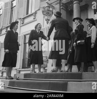 Catholic Boy Scout Guides at Queen Juliana on Soestdijk Datum: 1. Juli 1951 Schlüsselwörter: Queens, Boy Scout Guides persönlicher Name: Juliana (Königin Niederlande) Institutionenname: Paleis Soestdijk Stockfoto