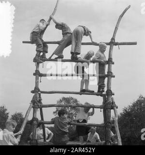 Ferienlager Oude Molen für Kriegswaisen und behinderte Kinder der Stiftung Het Fourth Prinsenkind Datum: 25. August 1951 Ort: Nijmegen Schlüsselwörter: Lager, Kinder, Spiele, zweiter Weltkrieg persönlicher Name: Oude Molen Institutionenname: Stichting Het Fourth Prinsenkind Stockfoto