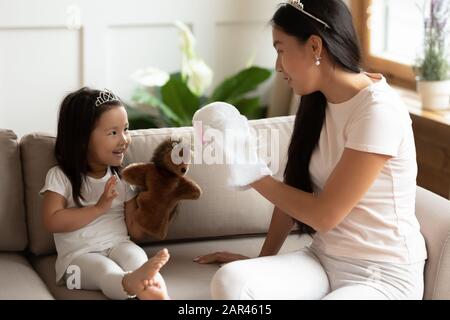 Junge asiatische Mutter spielt mit kleiner Tochter Spielzeug Stockfoto