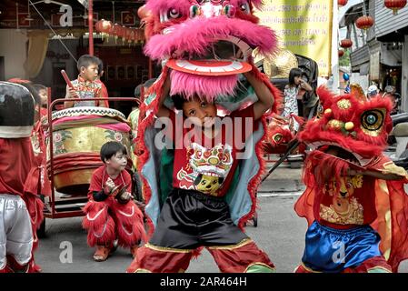 Thailändische Kinder, die in traditionellen chinesischen Drachentanzkostümen für die chinesischen Neujahrsfeiern 2020 gekleidet sind Stockfoto