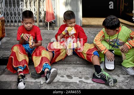 Thailändische Kinder, die in traditionellen chinesischen Drachentanzkostümen für die chinesischen Neujahrsfeiern 2020 gekleidet sind Stockfoto