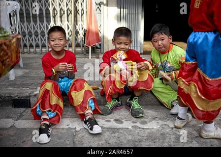 Thailändische Kinder, die in traditionellen chinesischen Drachentanzkostümen für die chinesischen Neujahrsfeiern 2020 gekleidet sind Stockfoto