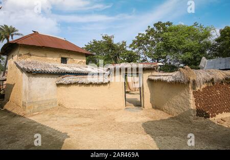 Ländliches indisches Dorf mit Blick auf die Lehmhütte mit Reetdach bei Bolpur Westbengalen, Indien Stockfoto