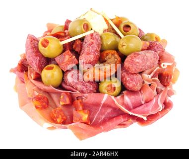 Eine Gruppe von Antipasti-Snacks, isoliert auf weißem Hintergrund Stockfoto