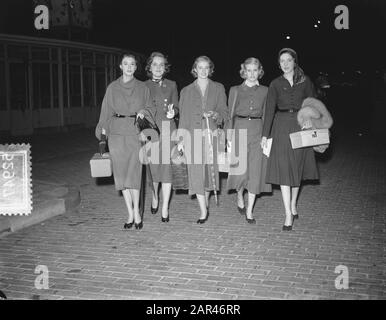 English Mannequins Ankunft in Schiphol Anmerkung: Thema 5 English Mannequins, die eine Modenschau im Victoria Hotel vom holländischen Couturier, der in England lebte, durchführen Herbert Sidon Datum: 5. September 1952 Ort: Schiphol Schlüsselwörter: Fotomodelle, Flughafenname: Victoria Hotel Stockfoto