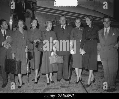Englische Mannequins, die in Schiphol Annotation ankommen: Thema 5 englische Mannequins, die eine Modenschau im Victoriahotel des niederländischen Modemachers Herbert Sidon Vlnr durchführen sollten. Herbert Sidon, Mary Williamson, Miss Severen, Lady Sally Ann Vivian, Mr. Meyens, Direktorin des Victoria Hotels, in dem die Modenschau stattfindet, Heitere Sheffield und Margaret Ann du Cane. Datum: 5. September 1952 Ort: Schiphol Schlagwörter: Fotomodelle, Modedesigner, Flughäfen Name Der Einrichtung: Victoria Hotel Stockfoto