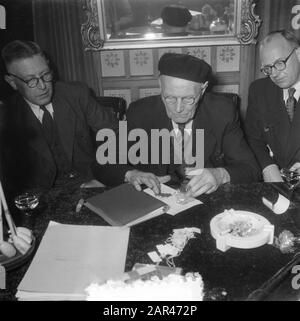 Opa Klijzing Weltmeister Pipe Smoking Annotation: Er konnte 3,3 Gramm Burley Tobacco brennen 92 Minuten und 18 Sekunden. Links sein Sohn N. Klijzing, rechts wahrscheinlich G.F. Wesseling, Vorsitzender der Jury. Ort Noord-Hollands Koffiehuis bis Purmerend Datum: 17. april 1952 Ort: Purmerend Schlüsselwörter: Rauchen, Wettbewerbe persönlicher Name: Klijzing Stockfoto