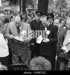 Kelnersrace Amsterdam Thorbeckeplein (Bier) Datum: 15. Juni 1952 Standort: Amsterdam, Noord-Holland Stockfoto