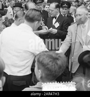 Kelnersrace Amsterdam Thorbeckeplein (Bier) Datum: 15. Juni 1952 Standort: Amsterdam, Noord-Holland Stockfoto
