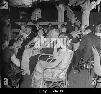 Studentenball in Lido Amsterdam Datum: 1. Juli 1952 Ort: Amsterdam, Noord-Holland Schlagwörter: Name der studentischen Balleinrichtung: Lido Stockfoto