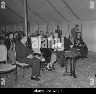 H. M. de Koningin eröffnet Gartenstadt Slotermeer in Amsterdam Datum: 7. Oktober 1952 Standort: Amsterdam, Noord-Holland Schlüsselwörter: Eröffnungen, Gartenstädte persönlicher Name: H. M. de Koningin Stockfoto