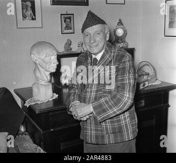 Leo de Leeuw, der älteste Opernsänger unseres Landes, wird am 25. November 1952 an seinen 85. Geburtstag erinnern. Der Sänger einer Statue von ihm hergestellt von einem Freund Datum: 17. November 1952 Ort: Amsterdam, Noord-Holland Schlüsselwörter: Bilder, Musik, Oper, Porträts, Sänger persönlicher Name: Leeuwe, Leo de Stockfoto