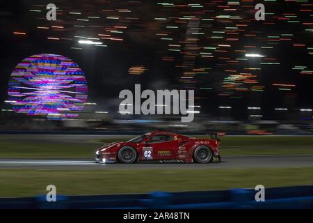Daytona Beach, Florida, USA. Januar 2020. Die Risi Competizione Ferrari 488 GTE Ferrari Autorennen für die Position für die Rolex 24 In Daytona auf dem Daytona International Speedway in Daytona Beach, Florida. (Bild: © Logan Arce/ASP) Stockfoto