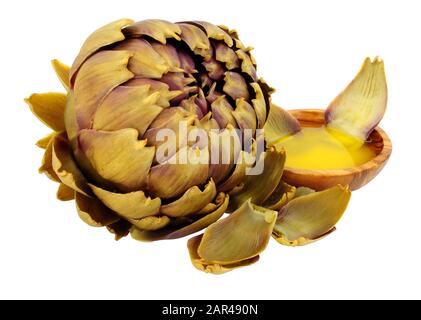 Gedämpfte grüne Glob-Artischocke-Blumenknospe mit Schale geschmolzener Butter isoliert auf weißem Grund Stockfoto