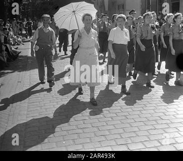 Vier Tage Nijmegen 1. Tag Datum: 21. Juli 1953 Ort: Nijmegen Schlüsselwörter: Wanderer Stockfoto