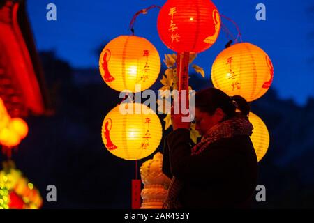 Los Angeles, USA. Januar 2020. Eine Frau betet am ersten Tag des Chinesischen Jahres der Ratte in Los Angeles, den Vereinigten Staaten, am 25. Januar 2020 in einem Tempel. Credit: Qian Weizhong/Xinhua/Alamy Live News Stockfoto